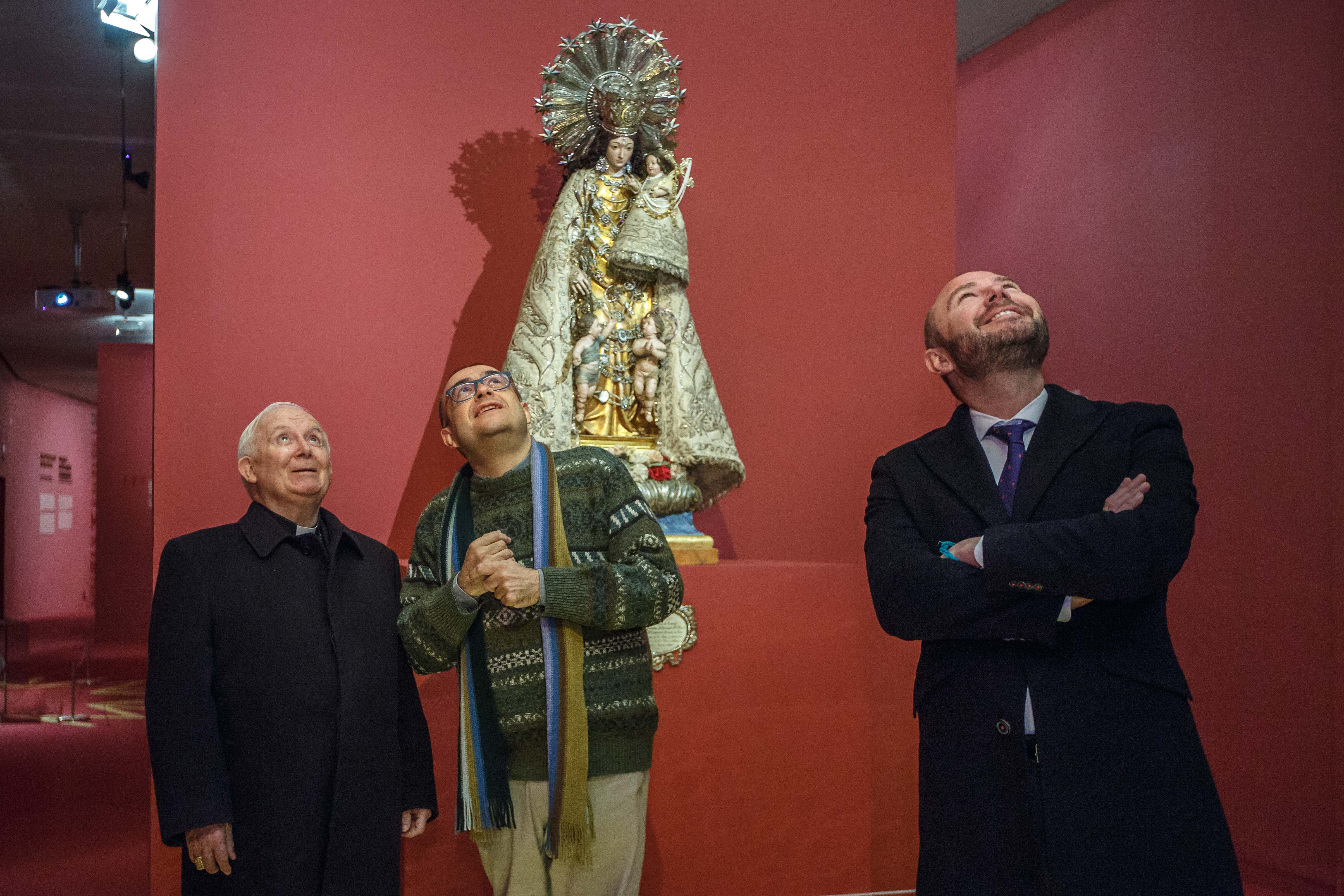 El cardenal arquebisbe de València visita l’exposició de la Diputació sobre la Mare dels Desemparats