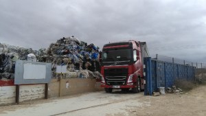 Utiel inicia la retirada de residus plàstics de l’abocador il·legal