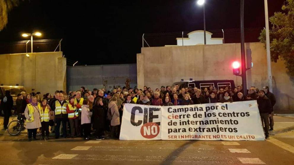 Ferri: “És una vergonya que el govern central mantinga obertes presons per a persones innocents en condicions deplorables”