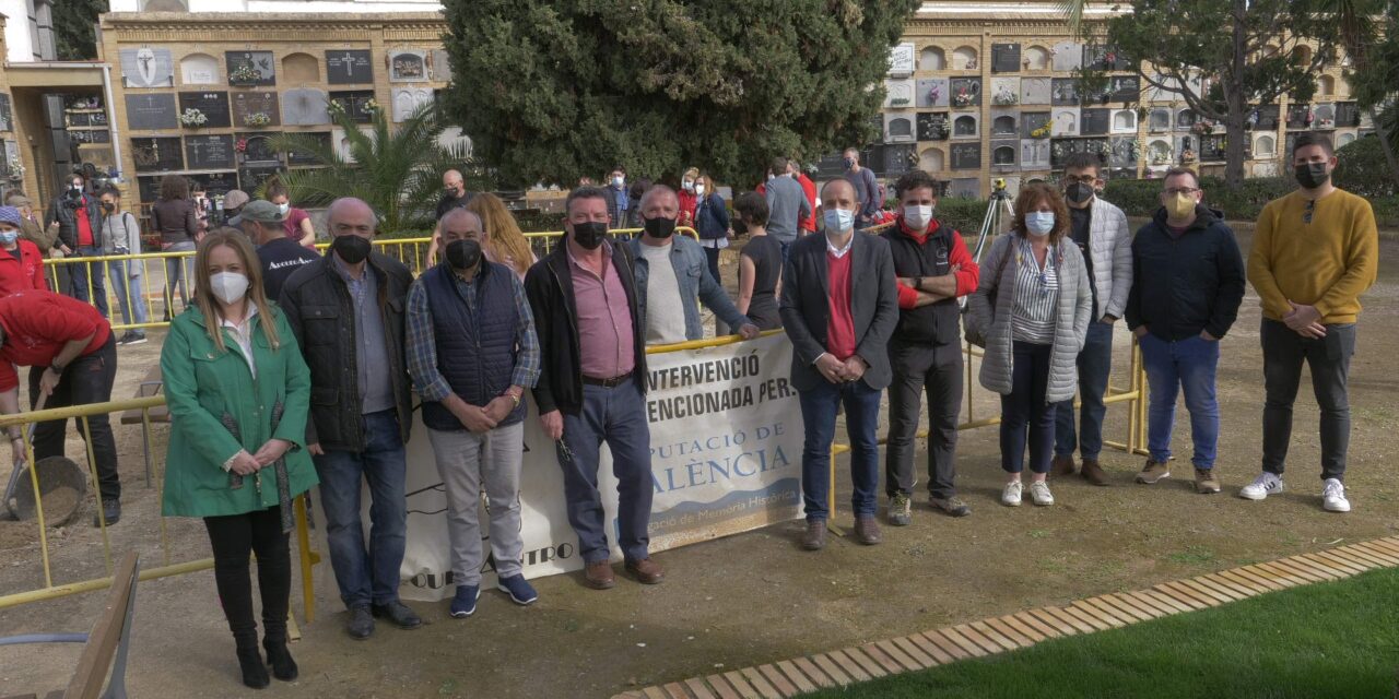 Comencen les excavacions a l'esplanada del cementeri de Paterna per a recuperar les restes de víctimes de la Guerra Civil dels dos bàndols