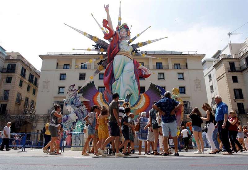 Alacant suspèn les Fogueres al juny i estudiarà altres dates