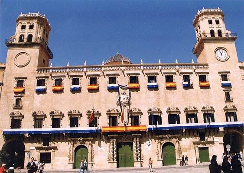 Alacant reformarà el poliesportiu Vicente Crespo de Babel i construirà un nou pavelló cobert en TÒmbola