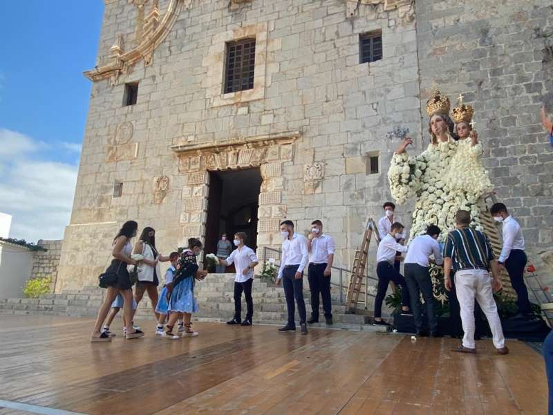 Peníscola celebra l’ofrena floral en honor a la Verge d’Ermitana