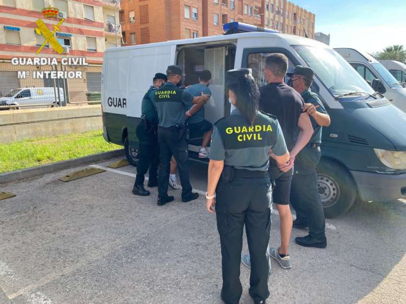 Detingudes sis persones vinculades a 28 robatoris a Alfafar i Almussafes