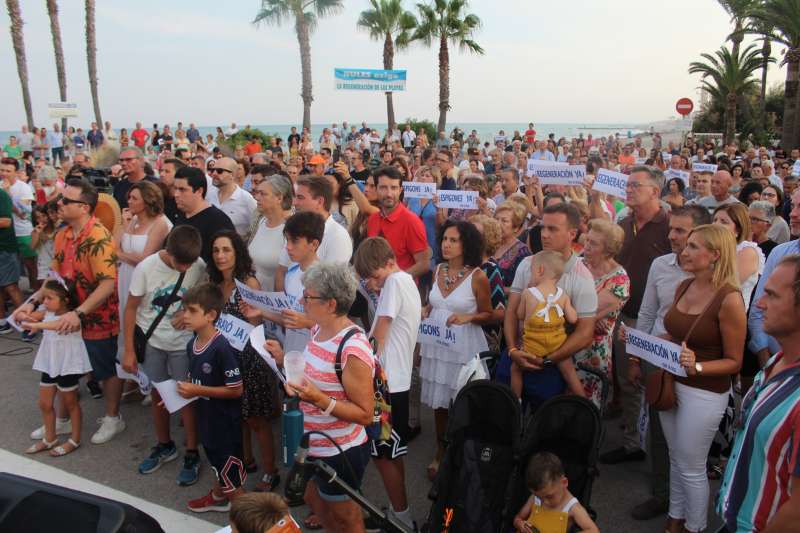 Nules ix als carrers per a exigir la regeneració de les seues platges