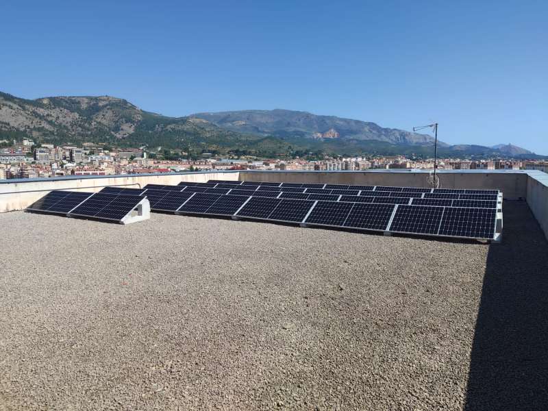 Alcoi compta amb una nova instal·lació fotovoltaica en la coberta del Teatre Calderón
