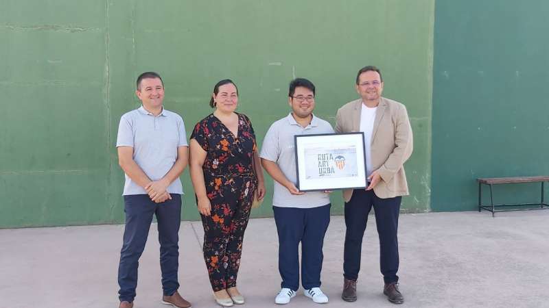 Representants de la Fundació València CF visiten les instal·lacions de l’estadi Antonio Puchades on es pintarà el mural de la Ruta d’Art Urbà