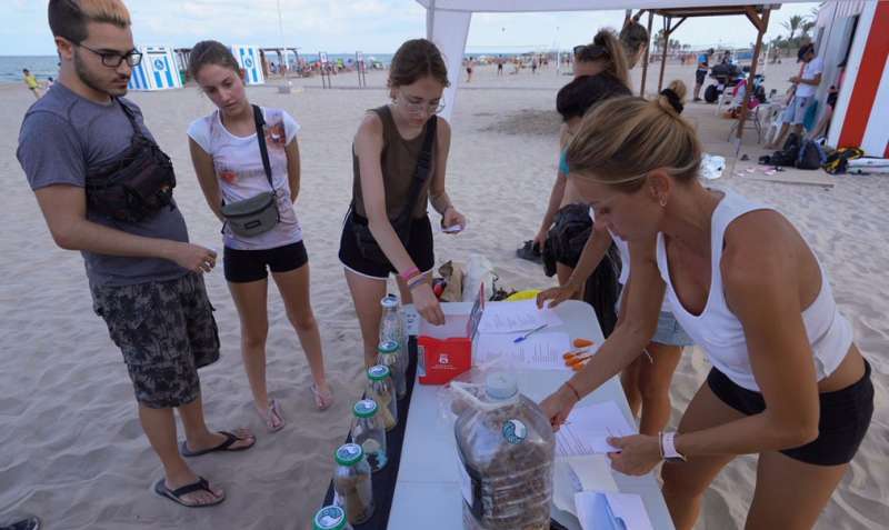 Jornada de neteja i conscienciació a la platja de Canet