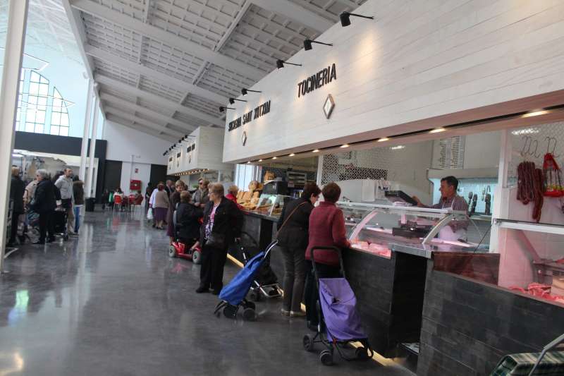 Nules trau a licitació cinc casetes del mercat municipal