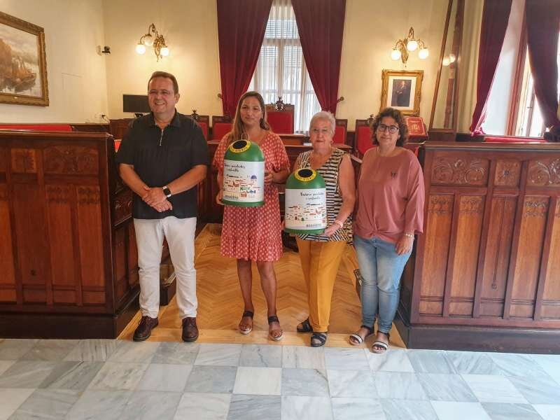 Sueca entrega els dos mini iglús sortejats en la campanya Moviment Banderes Verdes de Ecovidrio