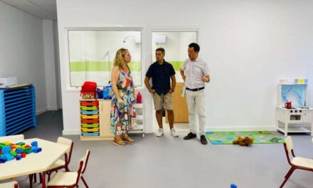 Mezquita visita la nova aula de 2 anys del Sanchis Yago