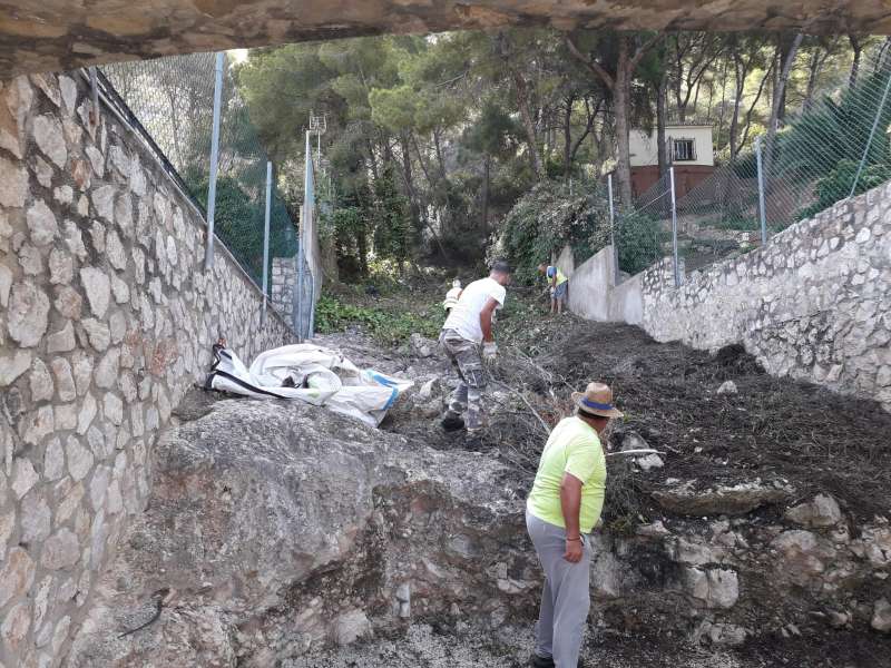 Cullera neteja tots els seus barrancs de cara a la temporada de pluges
