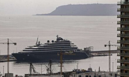 Atraca a Alacant el Evrima, el nou creuer de luxe de Ritz-Carlton