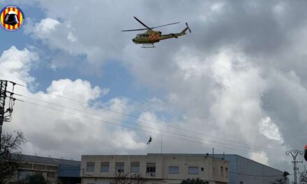 Els bombers rescaten a un grup de treballadors en una empresa d’aparells electrònics de Quart de Poblet