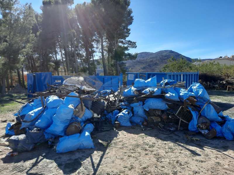 Més de 150 persones voluntàries participen en la primera recollida de “basuraleza” en la zona afectada per l’incendi de Begís