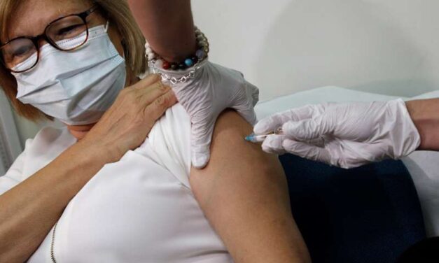 El Col·legi de Metges d’Alacant demana que Sanitat pague a metges de la privada per vacunar-los vesprada