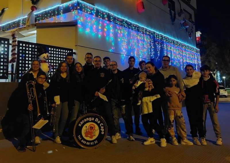 Música i molta festa en la cercavila per visitar els balcons nadalencs premiats en el Festival de Picassent