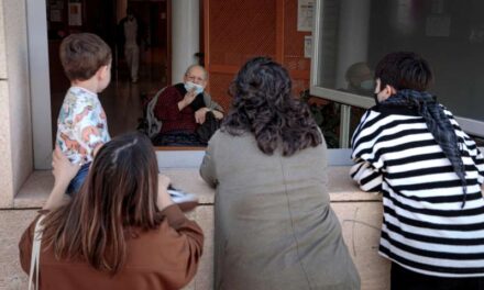 La Generalitat deroga tota la normativa covid en les residències excepte l’ús de màscara