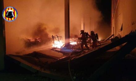 Un incendi industrial obliga a desallotjar una fábrica a Oliva