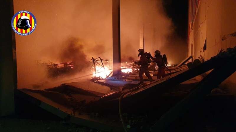 Un incendi industrial obliga a desallotjar una fábrica a Oliva