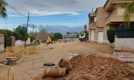 La urbanització del carrer Mariano Benlliure de l’Eliana arriba al seu equador