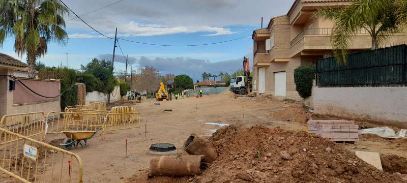 La urbanització del carrer Mariano Benlliure de l’Eliana arriba al seu equador