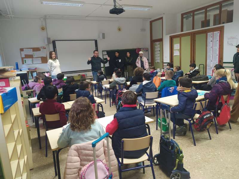 Nules col·labora amb els centres educatius per a la plana integració de les famílies estrangeres residents al poble