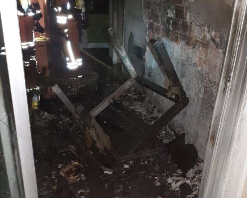 Una dona escapa pel balcó de l’incendi de la seua casa a Sueca