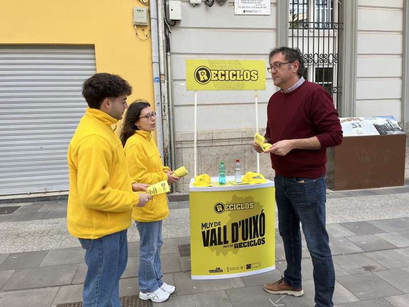 L’Ajuntament de la Vall d’Uixó se suma a RECICLES i premia el reciclatge de llandes i botelles de plàstic de begudes