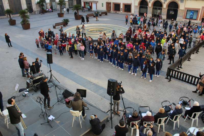 Els escolars de Nules inauguren les VI Jornades Educatives amb danses i música