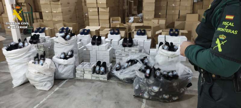 La Guàrdia Civil investiga la falsificació de sabatilles de conegudes marques a Llutxent