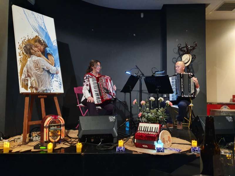 Almussafes oferix una vetlada romàntica de luxe amb l’actuació del duo musical Iván i Sandra