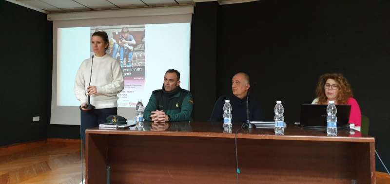 Sueca oferix una xarrada sobre prevenció en l’ús d’internet dirigida a les famílies