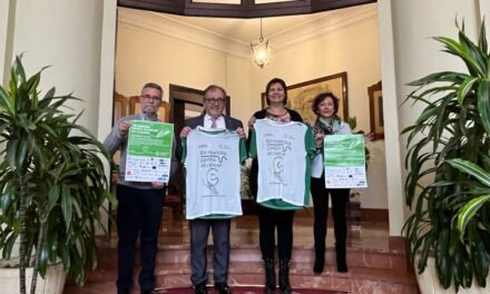 José Martí i Patricia Puerta reben les camisetes de la VII Marxa contra el Càncer