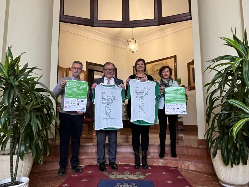 José Martí i Patricia Puerta reben les camisetes de la VII Marxa contra el Càncer