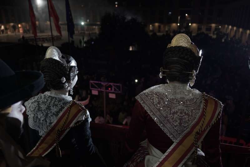 Centenars de persones donen la benvinguda a les Falles en la Crida de Catarroja