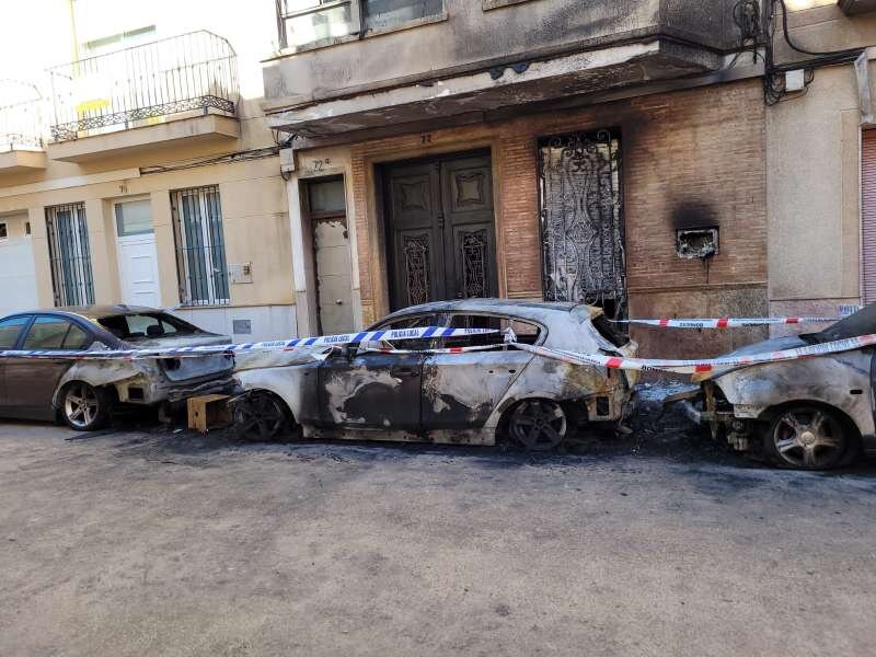 Cremen tres cotxes de matinada a Alcàsser