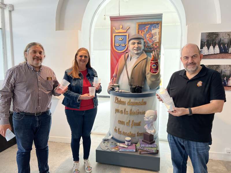 Borriana distribueix 5.000 gots fallers reutilitzables per a la setmana de Falles 2023