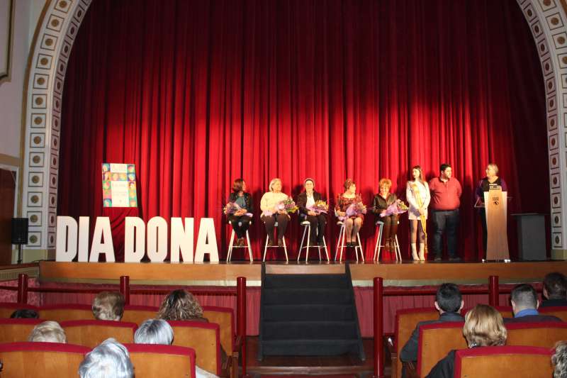 Nules atorga la insígnia d’or a cinc dones emblemàtiques del poble