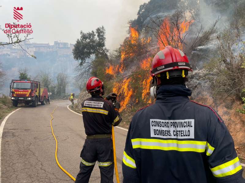 L’incendi obliga a evacuar els municipis de Torralba, Pavies i Figueres i Caudiel queda confinat pel fum