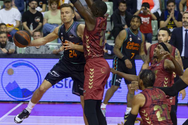 El UCAM creu més i gana a un València Basket que veu amenaçat el huité lloc (90-82)