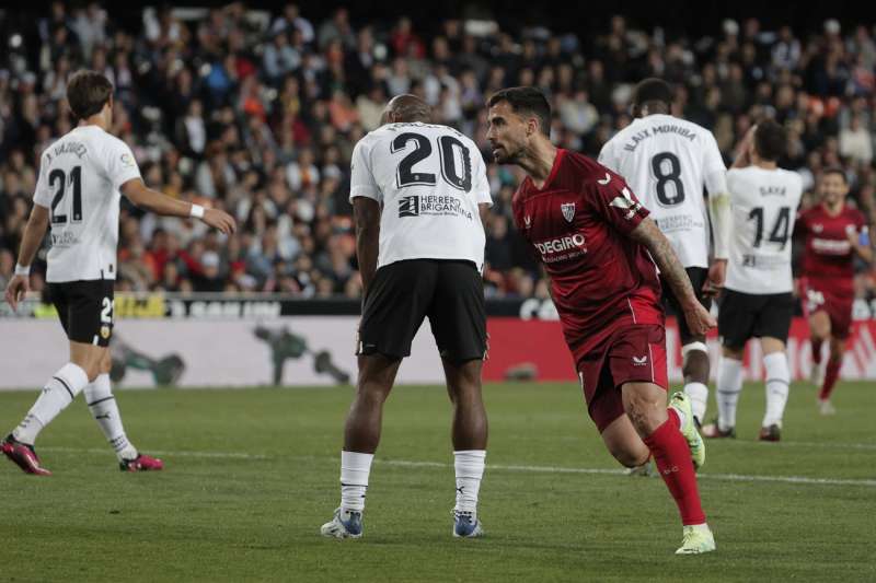 LaLiga estudia accions contra l’afició del València pels seus càntics contra Peter Lim, Lay Hoon i les protestes pel penal anul·lat per de el Turó Gran