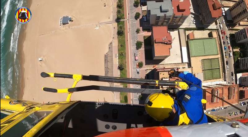 Així va ser l’espectacular rescat aeri d’un treballador que va patir un accident a Gandia