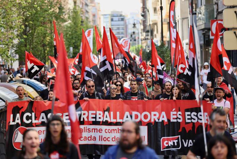 CNT, COS i Intersindical Valenciana omplin els carrers de València amb una manifestació alternativa per l’1 de maig