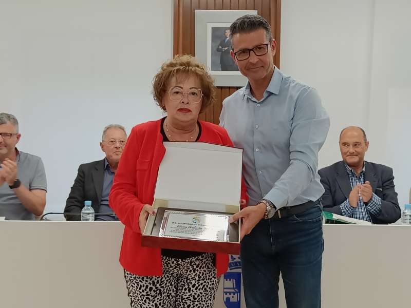El consistori d’Almussafes ret homenatge a la Jutgessa de Pau dels últims huit anys