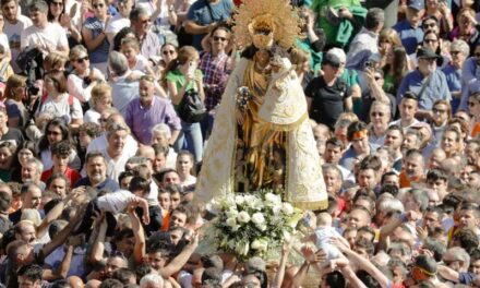 Milers de valencians abrigallen a la Verge dels Desemparats durant el seu tradicional trasllat