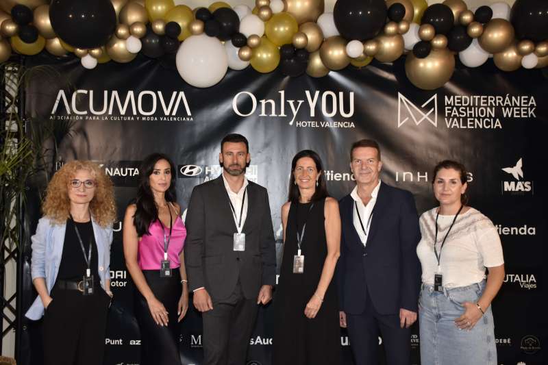 Art i moda en la presentació de ACUMOVA, Associació per a la promoció de la moda i cultura valenciana