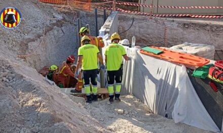Els bombers rescaten a un treballador que ha patit a un accident laboral a Bétera