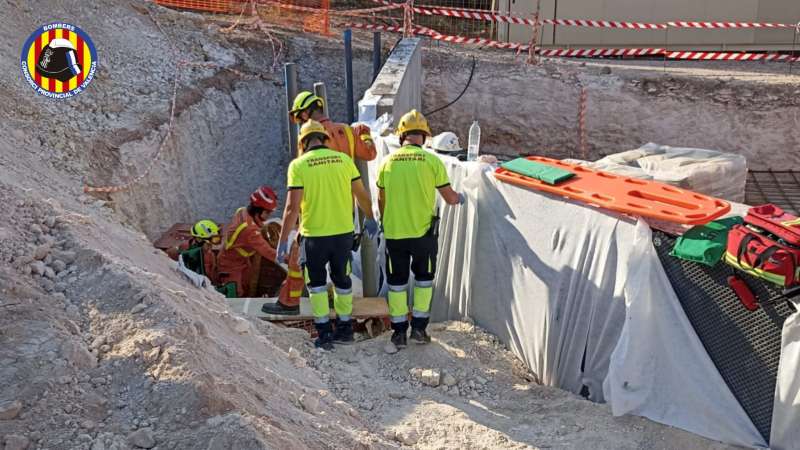 Els bombers rescaten a un treballador que ha patit a un accident laboral a Bétera
