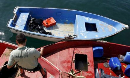 Rescatades una embarassada, una xiqueta i 7 homes en una pastera en una platja d’Elx